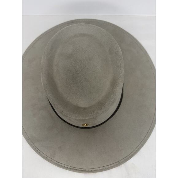 De La Rosa Tulum Hat features a soft, light-colored suede finish and a gold pin. main image 8